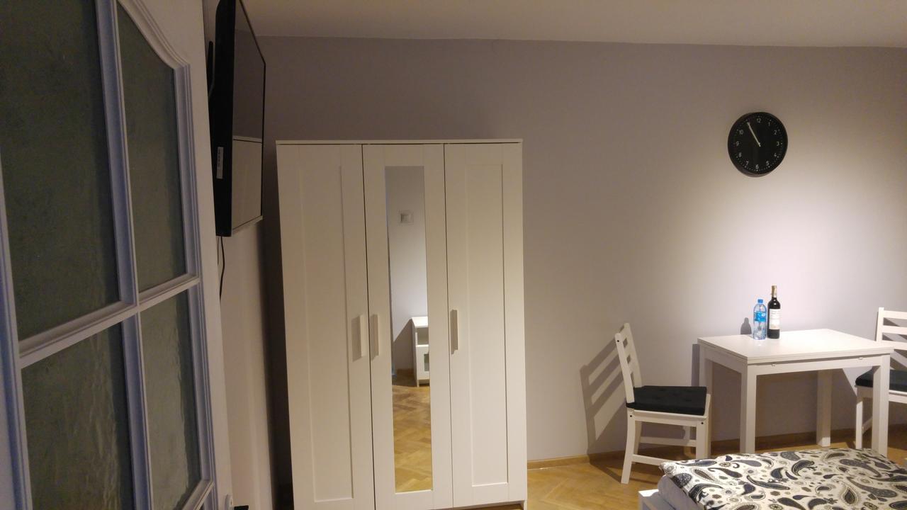 Rent0nline Niepodleglosci Rooms Metro Warschau Exterior foto