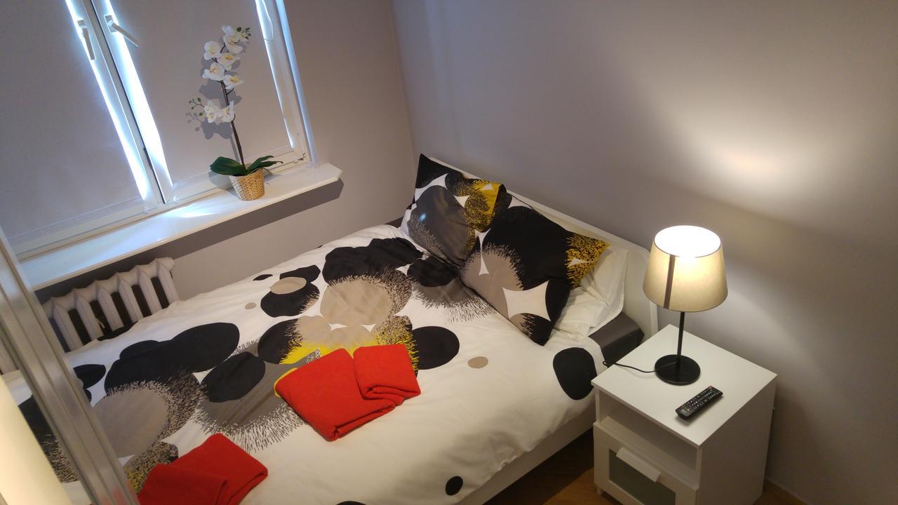 Rent0nline Niepodleglosci Rooms Metro Warschau Exterior foto